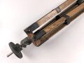 Hölzernes Gestell für ein optisches Gerät. Die Beine ausziehbar, Gesamthöhe nicht ausgezogen 120cm.