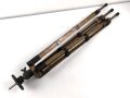 Hölzernes Gestell für ein optisches Gerät. Die Beine ausziehbar, Gesamthöhe nicht ausgezogen 120cm.
