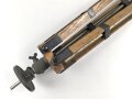 Hölzernes Gestell für ein optisches Gerät. Die Beine ausziehbar, Gesamthöhe nicht ausgezogen 120cm.