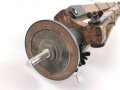 Hölzernes Gestell für ein optisches Gerät. Die Beine ausziehbar, Gesamthöhe nicht ausgezogen 120cm.