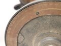Hölzernes Gestell für ein optisches Gerät. Die Beine ausziehbar, Gesamthöhe nicht ausgezogen 120cm.