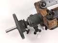 Hölzernes Gestell für ein optisches Gerät. Die Beine ausziehbar, Gesamthöhe nicht ausgezogen 120cm.