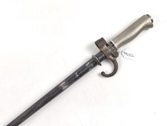 Frankreich, Epee Seitengewehr Modell 1886 Lebel. Klingenlänge 52cm. Weißmetallgriff mit Parierhaken. Scheide leicht verbogen
