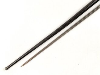 Frankreich, Epee Seitengewehr Modell 1886 Lebel. Klingenlänge 52cm. Weißmetallgriff mit Parierhaken. Scheide leicht verbogen