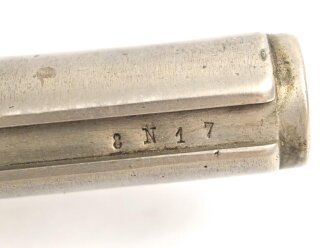 Frankreich, Epee Seitengewehr Modell 1886 Lebel. Klingenlänge 52cm. Weißmetallgriff mit Parierhaken. Scheide leicht verbogen