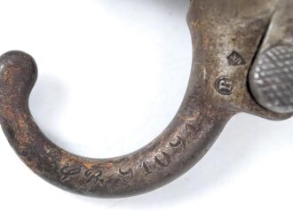 Frankreich, Epee Seitengewehr Modell 1886 Lebel. Klingenlänge 52cm. Weißmetallgriff mit Parierhaken. Scheide leicht verbogen