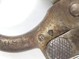 Frankreich, Epee Seitengewehr Modell 1886 Lebel. Klingenlänge 52cm. Weißmetallgriff mit Parierhaken. Scheide leicht verbogen