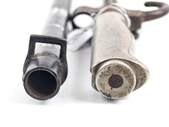 Frankreich, Epee Seitengewehr Modell 1886 Lebel. Klingenlänge 52cm. Weißmetallgriff mit Parierhaken. Scheide leicht verbogen