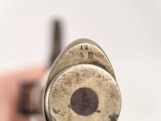 Frankreich, Epee Seitengewehr Modell 1886 Lebel. Klingenlänge 52cm. Weißmetallgriff mit Parierhaken. Scheide leicht verbogen