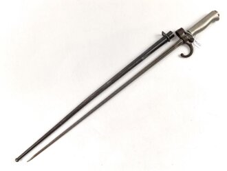 Frankreich, Epee Seitengewehr Modell 1886 Lebel. Klingenlänge 52cm. Weißmetallgriff mit Parierhaken. Scheide leicht verbogen