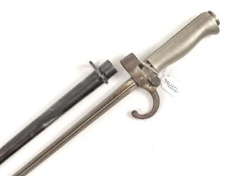 Frankreich, Epee Seitengewehr Modell 1886 Lebel. Klingenlänge 52cm. Weißmetallgriff mit Parierhaken. Scheide leicht verbogen