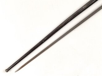 Frankreich, Epee Seitengewehr Modell 1886 Lebel. Klingenlänge 52cm. Weißmetallgriff mit Parierhaken. Scheide leicht verbogen