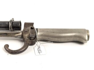 Frankreich, Epee Seitengewehr Modell 1886 Lebel. Klingenlänge 52cm. Weißmetallgriff mit Parierhaken. Scheide leicht verbogen