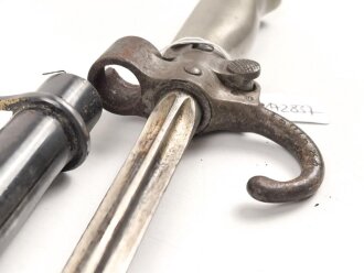 Frankreich, Epee Seitengewehr Modell 1886 Lebel. Klingenlänge 52cm. Weißmetallgriff mit Parierhaken. Scheide leicht verbogen