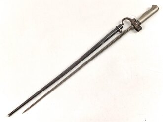 Frankreich, Epee Seitengewehr Modell 1886 Lebel. Klingenlänge 52cm. Weißmetallgriff mit Parierhaken. Scheide leicht verbogen