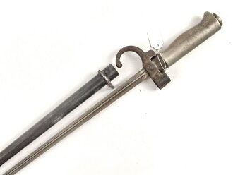 Frankreich, Epee Seitengewehr Modell 1886 Lebel. Klingenlänge 52cm. Weißmetallgriff mit Parierhaken. Scheide leicht verbogen