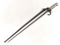 Frankreich, Epee Seitengewehr Modell 1886 Lebel. Klingenlänge 52cm. Weißmetallgriff mit Parierhaken. Scheide leicht verbogen