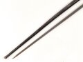 Frankreich, Epee Seitengewehr Modell 1886 Lebel. Klingenlänge 52cm. Weißmetallgriff mit Parierhaken. Scheide leicht verbogen
