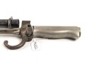 Frankreich, Epee Seitengewehr Modell 1886 Lebel. Klingenlänge 52cm. Weißmetallgriff mit Parierhaken. Scheide leicht verbogen
