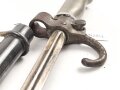 Frankreich, Epee Seitengewehr Modell 1886 Lebel. Klingenlänge 52cm. Weißmetallgriff mit Parierhaken. Scheide leicht verbogen