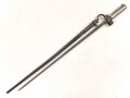 Frankreich, Epee Seitengewehr Modell 1886 Lebel. Klingenlänge 52cm. Weißmetallgriff mit Parierhaken. Scheide leicht verbogen