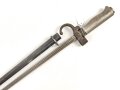 Frankreich, Epee Seitengewehr Modell 1886 Lebel. Klingenlänge 52cm. Weißmetallgriff mit Parierhaken. Scheide leicht verbogen
