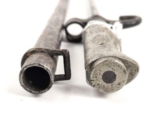 Frankreich, Epee Seitengewehr Modell 1886 Lebel. Klingenlänge 52cm. Weißmetallgriff mit Parierhaken. Zum Teil alt überlackiert