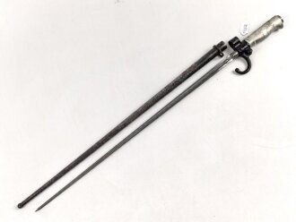 Frankreich, Epee Seitengewehr Modell 1886 Lebel. Klingenlänge 52cm. Weißmetallgriff mit Parierhaken. Zum Teil alt überlackiert