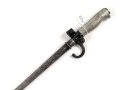 Frankreich, Epee Seitengewehr Modell 1886 Lebel. Klingenlänge 52cm. Weißmetallgriff mit Parierhaken. Zum Teil alt überlackiert