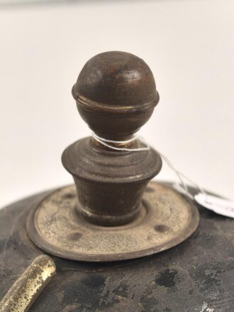 Pickelhaube aus Pappe für eine Kinderuniform. Unvollständig, defekt