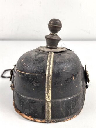 Pickelhaube aus Pappe für eine Kinderuniform. Unvollständig, defekt