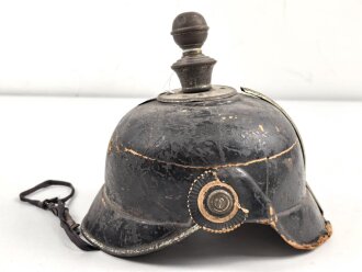 Pickelhaube aus Pappe für eine Kinderuniform. Unvollständig, defekt