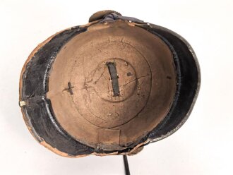 Pickelhaube aus Pappe für eine Kinderuniform. Unvollständig, defekt