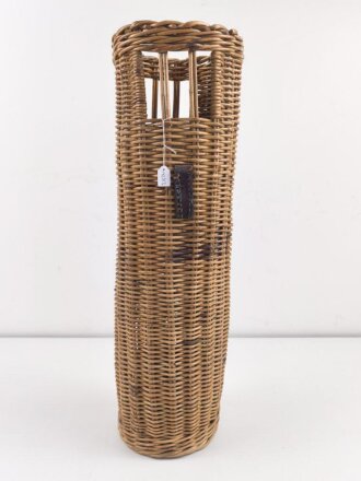1.Weltkrieg, Weidenkorb für eine Artilleriegranate. Bodendurchmesser etwa 19cm, Höhe 66cm