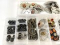 DDR, Konvolut Ersatzteile für Uniformierung. Wird jeweils in Tüten verpackt geliefert, der Sortierkasten gehört nicht zum Angebot