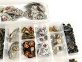 DDR, Konvolut Ersatzteile für Uniformierung. Wird jeweils in Tüten verpackt geliefert, der Sortierkasten gehört nicht zum Angebot