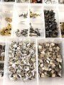 DDR, Konvolut Ersatzteile für Uniformierung. Wird jeweils in Tüten verpackt geliefert, der Sortierkasten gehört nicht zum Angebot