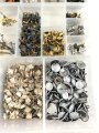 DDR, Konvolut Ersatzteile für Uniformierung. Wird jeweils in Tüten verpackt geliefert, der Sortierkasten gehört nicht zum Angebot
