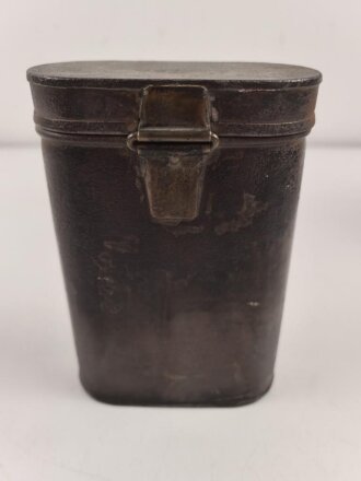 Eisenblechbehälter mit unbekannter Verwendung. Bodenbreite 12cm, Höhe 17,5cm