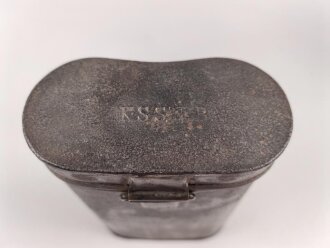 Eisenblechbehälter mit unbekannter Verwendung. Bodenbreite 12cm, Höhe 17,5cm
