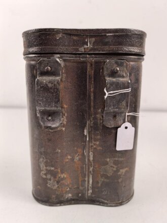 Eisenblechbehälter mit unbekannter Verwendung. Bodenbreite 12cm, Höhe 17,5cm