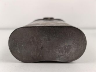 Eisenblechbehälter mit unbekannter Verwendung. Bodenbreite 12cm, Höhe 17,5cm