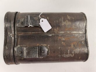 Eisenblechbehälter mit unbekannter Verwendung. Bodenbreite 12cm, Höhe 17,5cm
