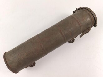 Eisenblechbehälter mit unbekannter Verwendung. Durchmesser knapp 10cm, Gesamtlänge 38cm.