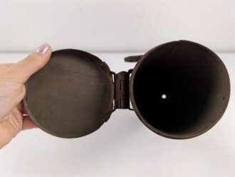 Eisenblechbehälter mit unbekannter Verwendung. Durchmesser knapp 10cm, Gesamtlänge 38cm.