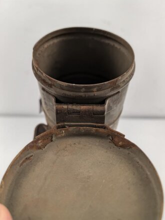 Eisenblechbehälter mit unbekannter Verwendung. Durchmesser knapp 10cm, Gesamtlänge 38cm.