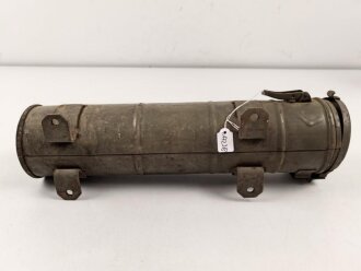 Eisenblechbehälter mit unbekannter Verwendung. Durchmesser knapp 10cm, Gesamtlänge 38cm.