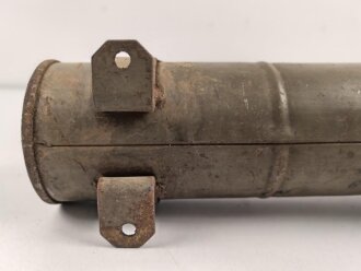 Eisenblechbehälter mit unbekannter Verwendung. Durchmesser knapp 10cm, Gesamtlänge 38cm.