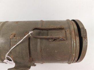 Eisenblechbehälter mit unbekannter Verwendung. Durchmesser knapp 10cm, Gesamtlänge 38cm.