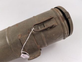 Eisenblechbehälter mit unbekannter Verwendung. Durchmesser knapp 10cm, Gesamtlänge 38cm.